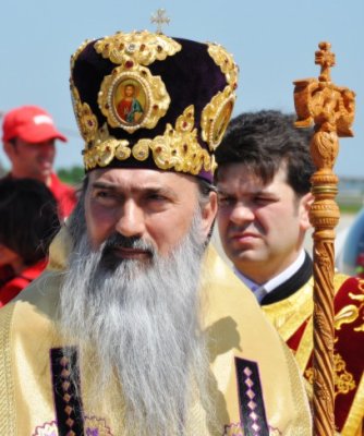 IPS Teodosie, mesaj pentru constănţeni: De Paşte, Lumină pot să aibă toţi!
